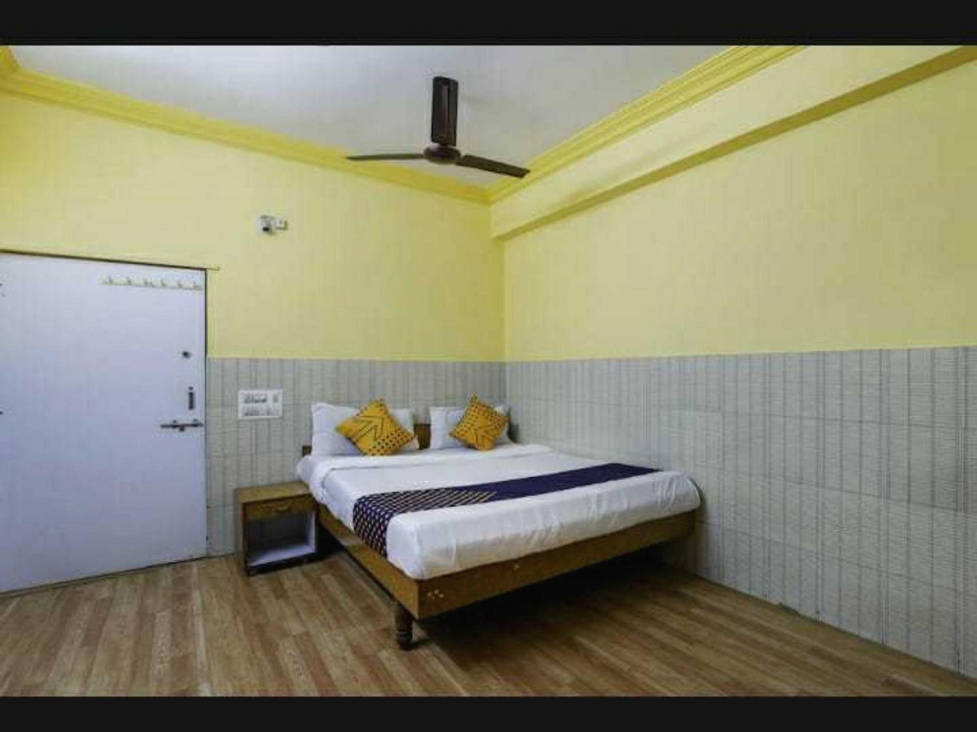 Oyo Hotel Apsara Guest House Ahmedabad Buitenkant foto