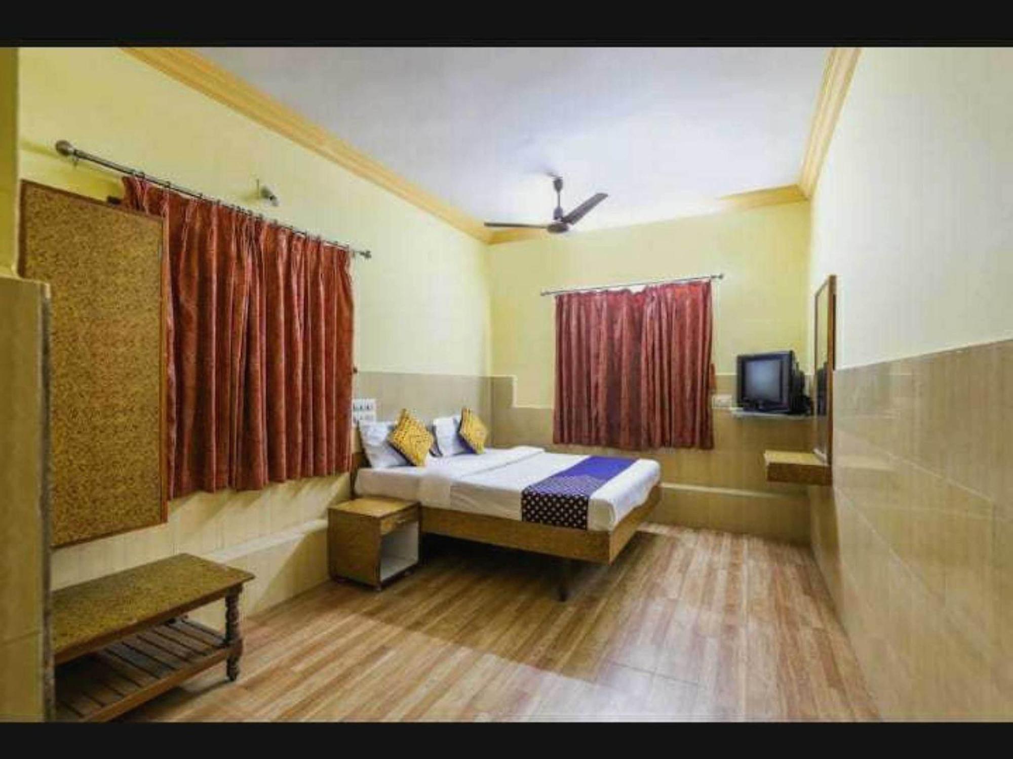 Oyo Hotel Apsara Guest House Ahmedabad Buitenkant foto